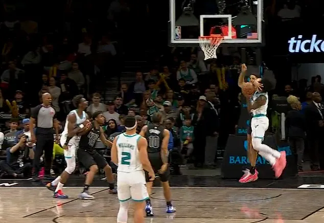 米诺特防守下压直接打到怀特面部,裁判回看吹罚一级恶意